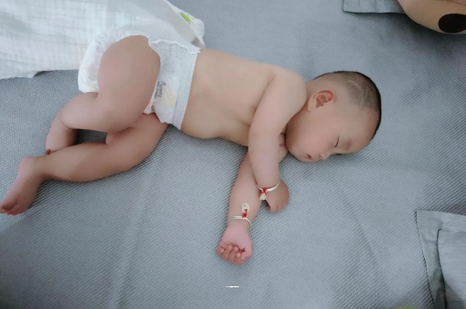 东营几个月宝宝会抬头
